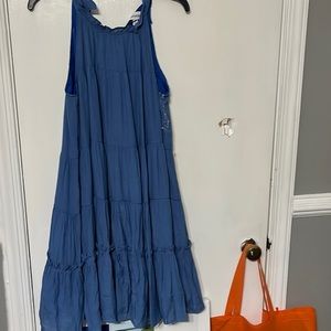 Pocketed Tiered Halter Dress. Bought from vici. Never worn. Midi. size small.